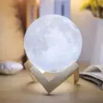 Lampe lune 3D avec support en bois, décoration scientifique moderne.