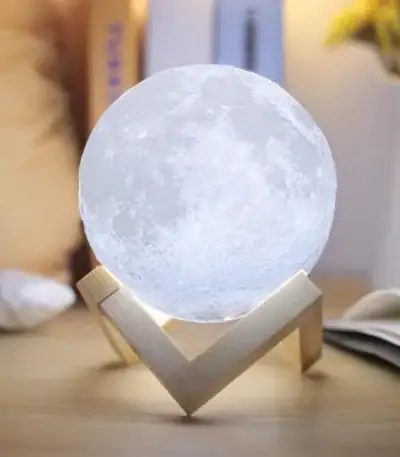 Lampe lune 3D avec support en bois, décoration scientifique moderne.