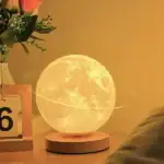 Lampe de lune décorative lumineuse pour intérieur, ambiance chaleureuse et apaisante.