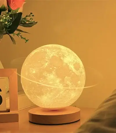 Lampe de lune décorative lumineuse pour intérieur, ambiance chaleureuse et apaisante.