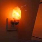 Lampe de sel chauffée émettant une lumière chaleureuse, idéale pour la décoration intérieure ou la relaxation.