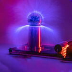 Boule de plasma colorée avec éclairs électriques, idéale pour la décoration scientifique et éducative.