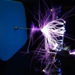 Illustration d'une décharge électrique de plasma avec des éclairs violets et blancs, montrant un phénomène scientifique spectaculaire.