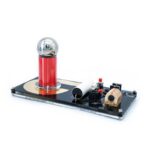 Boule de plasma avec circuit scientifique éducatif, comprenant une bobine de Tesla, résistances, condensateurs et composants électroniques sur une plaque de base.