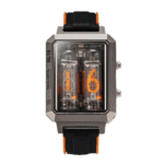 Montre à tubes Nixie avec affichage numérique orange, boîtier en métal et bracelet en silicone noir et orange. Design rétro-futuriste pour les amateurs de science et de décoration scientifique.