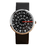 Montre avec cadran noir et chiffres blancs, affichant l'heure, les minutes et les secondes, avec un design innovant inspiré de la science.