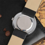 Montre scientifique avec bracelet beige et noir, boîtier en acier inoxydable, design épuré, idéale pour décoration de science ou accessoires de mode innovants.