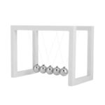 Modèle de pendule de Newton avec sphères métalliques suspendues dans un cadre en bois blanc, illustrant la loi de la conservation de l'énergie.