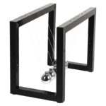 Pendele de Newton en acier inoxydable avec cadre noir, illustrant la loi de la conservation de la quantité de mouvement.