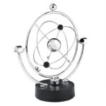 Modèle d'orbite planétaire en métal chromé avec base noire, représentant un système solaire miniature pour décoration scientifique.