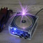 Puce de décharge électrique générant une étincelle violette brillante sur un circuit électronique transparent.