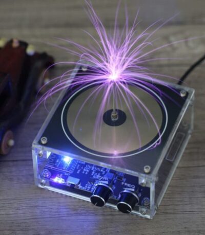 Puce de décharge électrique générant une étincelle violette brillante sur un circuit électronique transparent.