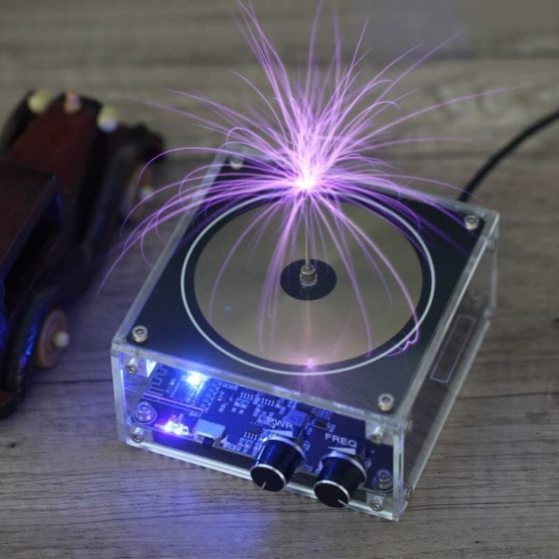 Puce de décharge électrique générant une étincelle violette brillante sur un circuit électronique transparent.
