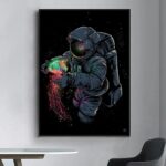 Illustration d'un astronaute dans l'espace tenant une substance colorée et luminescente, symbolisant la découverte scientifique et l'exploration cosmique.