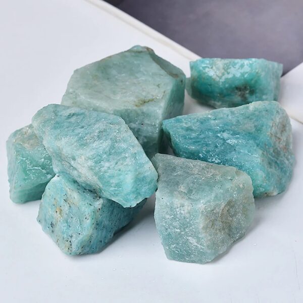 Pierres d'Amazonite brutes pour décoration et collection.