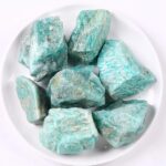 Groupe de pierres d'Amazonite brutes, pierre naturelle aux teintes vertes et bleues, idéale pour la décoration et la collection de minéraux.