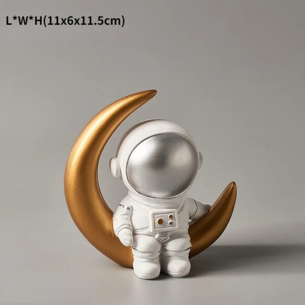 Figurine d'astronaute en style mignon avec un croissant doré, idéale pour la décoration scientifique et ludique. Parfaite pour les amateurs d'astronomie et de design original.