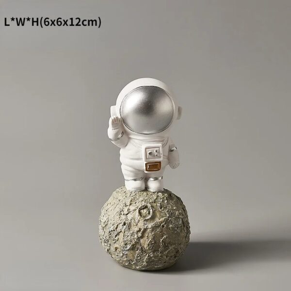 Figurine d'astronaute en décoration, représentant un cosmonautes en combinaison spatiale sur une surface lunaire, idéale pour la décoration thématique scientifique.