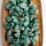 Pierre de sel verte brute, idéale pour la décoration intérieure ou comme objet scientifique.