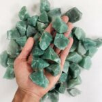 Pierre de jade brute pour décoration ou collection.