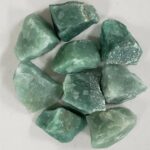 Pierres d'aventurine verte brutes pour la décoration et la lithothérapie.
