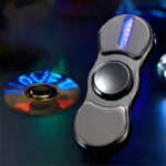 Pendentif scientifique avec LED lumineux et design moderne, idéal pour les amateurs de science et de technologie.