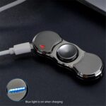 Clé USB multifonction en métal avec LED bleue, connectée à un câble, sur fond noir.