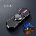 Porte-clés noir avec LED intégrée et bouton pour changer de couleur, idéal pour la décoration ou comme accessoire original.