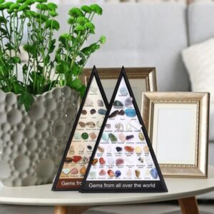 Présentoir en forme de pyramide avec diverses pierres précieuses et semi-précieuses provenant du monde entier, idéal pour la décoration ou la collection.
