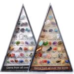 Pyramide de minéraux et gemmes variés, incluant quartz, améthyste, citrine, et autres pierres semi-précieuses, exposés dans un cadre en verre.