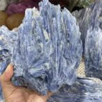 Cristal de saphir bleu naturel, pierre précieuse pour collection ou décoration, taille brute, aspect brillant et translucide.