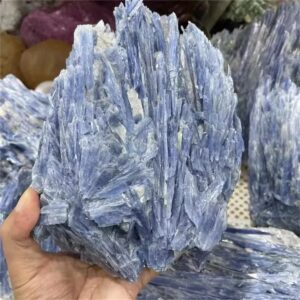 Cristal de saphir bleu naturel, pierre précieuse pour collection ou décoration, taille brute, aspect brillant et translucide.