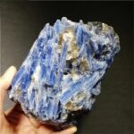 Pierre de lazurite brute avec cristaux bleus, aspect naturel, idéale pour la décoration ou la collection minérale.