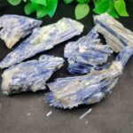 Cristaux de sélénite bleue brute, parfaits pour la décoration et la lithothérapie, avec une texture cristalline brillante et une couleur apaisante.