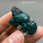 Malachite brute avec cristaux verts profonds, idéale pour la décoration ou la collection minéralogique.