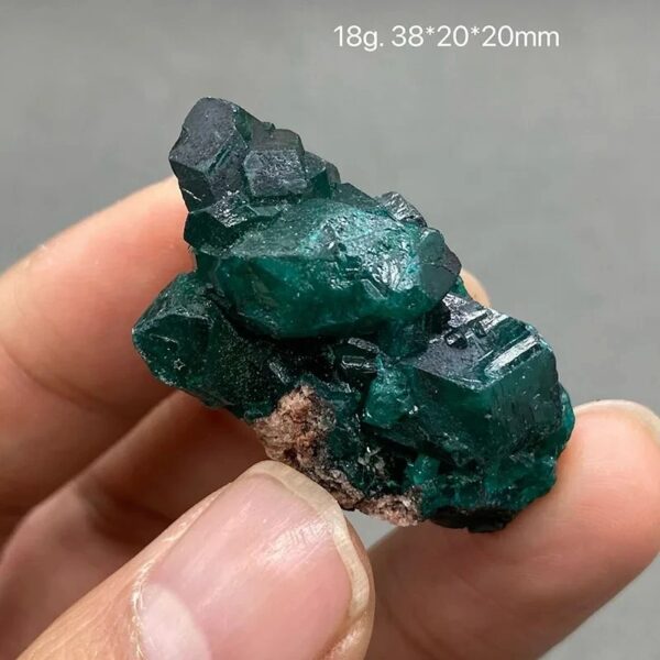 Malachite brute avec cristaux verts profonds, idéale pour la décoration ou la collection minéralogique.