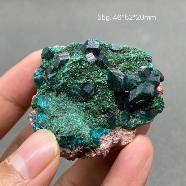 Pierre minérale verte avec cristaux noirs, taille 46*52*20mm, poids 55g.