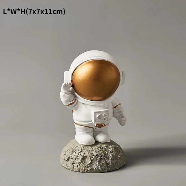 Figurine d'astronaute décorative avec casque doré, idéale pour la décoration intérieure ou comme objet de collection sur le thème de l'espace.