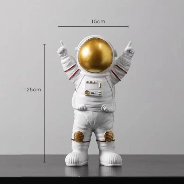 Vase décoratif en forme d'astronaute avec casque doré, idéal pour la décoration intérieure, mesurant 25 cm de haut et 15 cm de large, apportant une touche scientifique et ludique à votre espace.