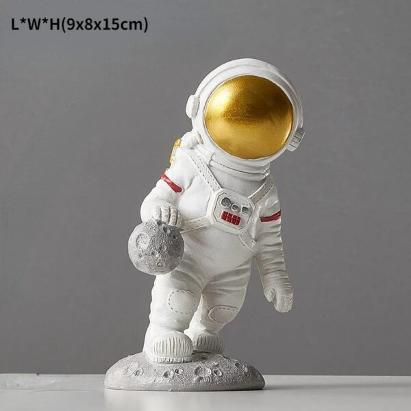 Figurine d'astronaute décorative en résine, représentant un astronaute en combinaison spatiale blanche avec casque doré, idéale pour la décoration scientifique ou thématique.