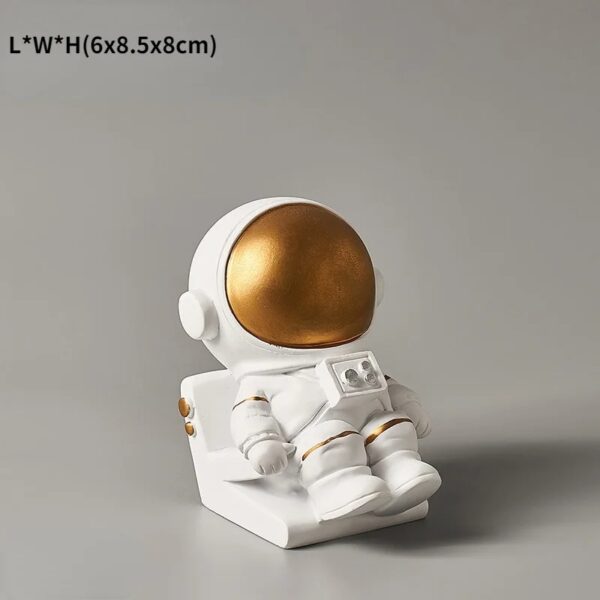 Figurine décorative d'astronaute en or et blanc, idéale pour la décoration intérieure ou comme objet de collection sur le thème de l'espace.