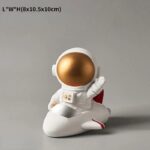 Figurine d'astronaute en décoration de style scientifique.