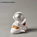 Figurine d'astronaute en décoration de style scientifique.