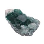 Minéral de fluorite vert avec cristaux cubiques, idéal pour la décoration scientifique et collection.