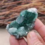 Pierre d'herkimer verte brute, idéale pour la lithothérapie et la décoration.