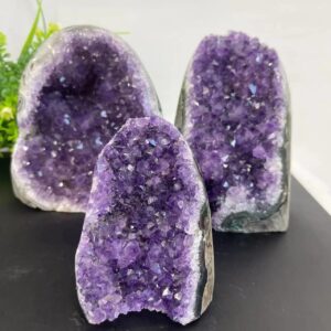 Améthyste géode naturelle avec cristaux violets brillants, idéale pour la décoration intérieure ou comme objet de collection.
