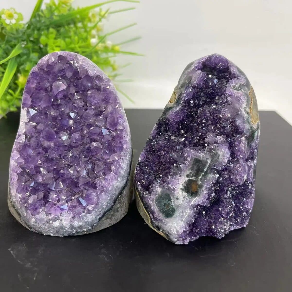 Géode d'améthyste brute avec cristaux violets brillants, idéale pour la décoration ou la lithothérapie.