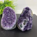 Géode d'améthyste brute avec cristaux violets brillants, idéale pour la décoration ou la lithothérapie.