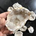 Géode cristalline naturelle avec cristaux blancs et translucides, idéale pour la décoration ou la collection.