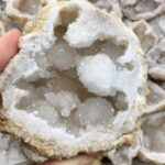 Géode de quartz blanc avec cristaux brillants à l'intérieur, idéale pour la décoration ou la collection.
